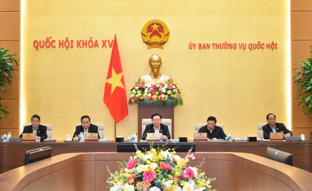 ỦY BAN THƯỜNG VỤ QUỐC HỘI HỌP CHO Ý KIẾN VỀ VIỆC TIẾP THU, GIẢI TRÌNH, CHỈNH LÝ CÁC NỘI DUNG CỦA KỲ HỌP BẤT THƯỜNG LẦN THỨ 5